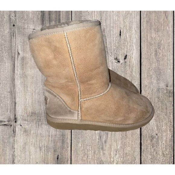 UGG Classic Short Winter Boots S/N 5251 Light Tan Women’s Size 5 Fur Lined - Picture 1 of 9